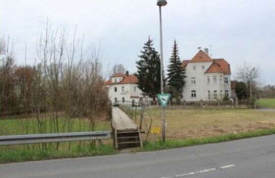 Außenansicht mit Brücke