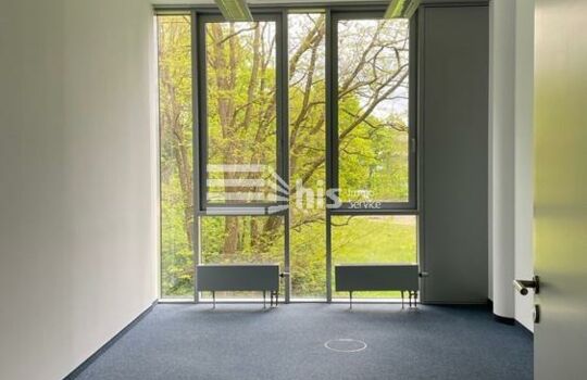 Büro mit bodentiefen Fenstern