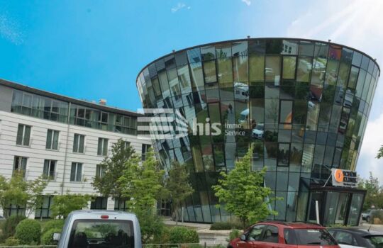 Außenansicht mit Bogen