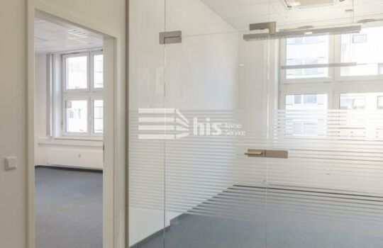 Büro mit Glastrennwand